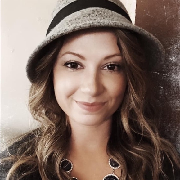 Meet your Posher, Stephanie - Picture 1 of 1